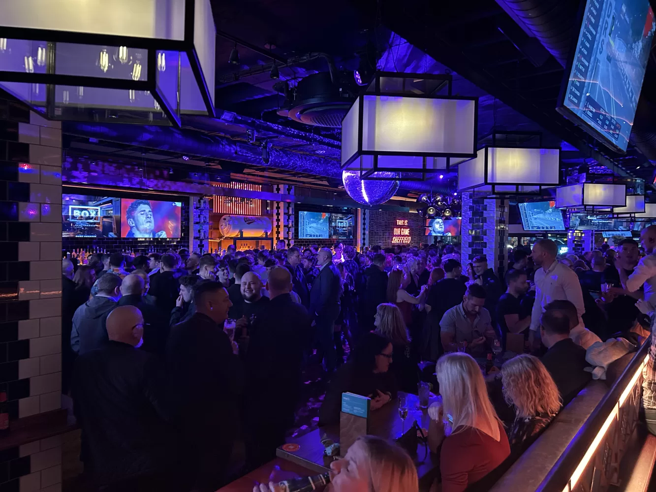 Multi-screen bar AV installation