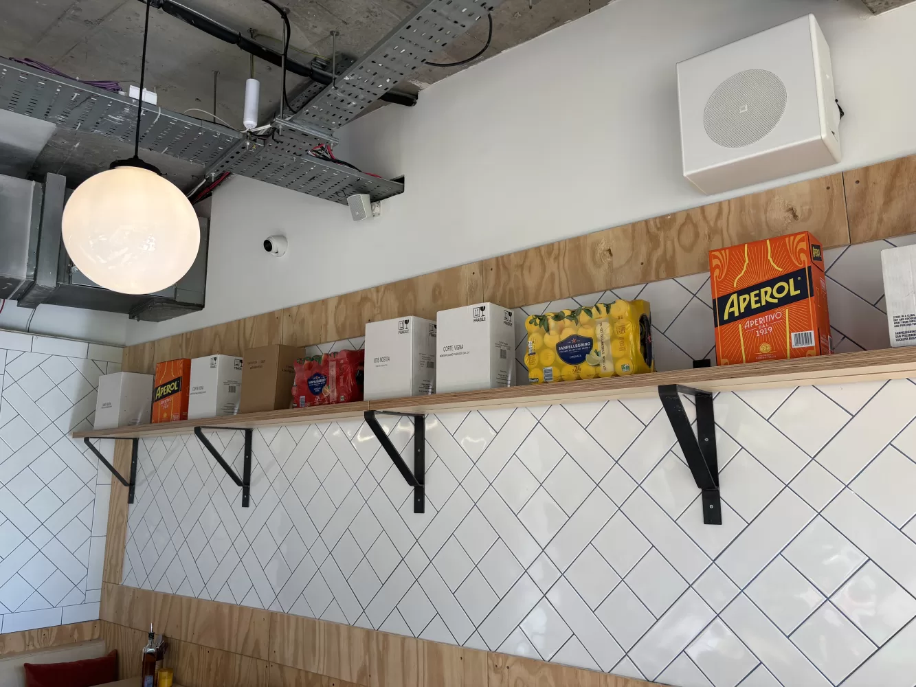 jbl-speakers-at-rudys-pizza